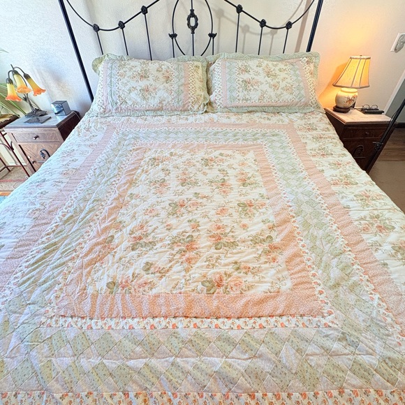 Vintage 80s 90s Hand Stitched Cottagecore Patchwork Quilt With Shams - 100”x90” - Picture 2 of 9